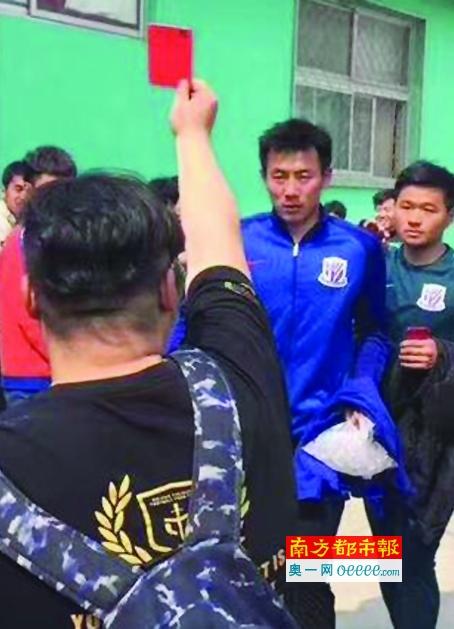 但是如果你不愿意和平分手的话，那我就只能向法院起诉离婚了，起诉离婚你也知道，是要开庭审理的，你也是有头有脸的人，没必要把事情闹的那么难看吧？苏守道看着杜海清，一边流泪，一边更咽着问：老婆，到底要我怎么样做，你才能够原谅我？只要你告诉我，我苏守道一定全力以赴。